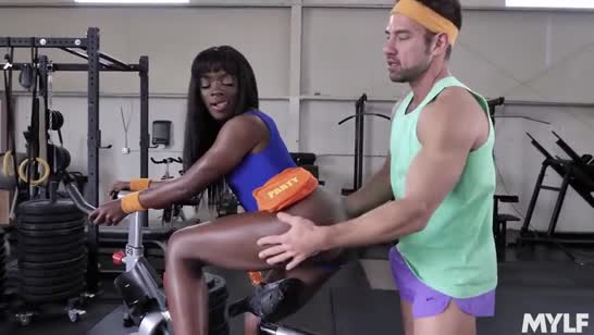 Негритянка пришла заниматься с анальной пробкой в жопе