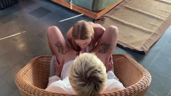 Молодая подруга красуется сиськами и дает в попку