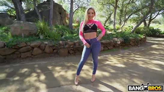 Abella Danger эротично трясет на улице накаченной жопой 1