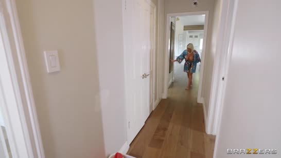 Студент трахает свою девушку и ее похотливую мамашу