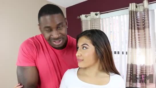 Парень куколд отдал свою секси подружку негру