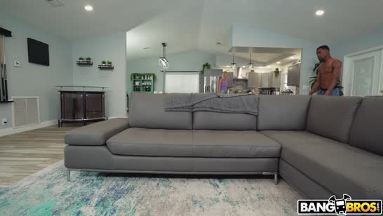 Хрупкая милая блондинка дербанит свою дырку на черном елдаке 1