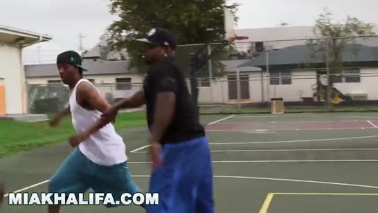 Неудовлетворенная Mia Khalifa изменила мужу с двумя неграми 1