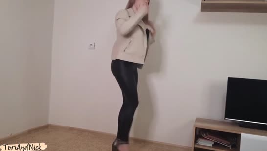 Стройная красотка в лосинах быстро соблазнила парня 1