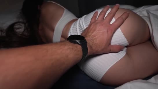 Не смог устоять перед задницей спящей мачехи 1