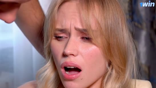 Налапал сиськи блондинки и она захотела большого члена