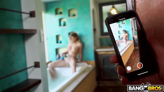 Сисястая бабенка разогрелась в ванной мастурбацией