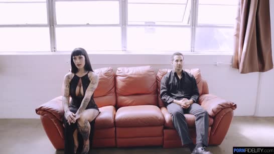 Брюнетка разогрела мужика сексуальным платьем 1