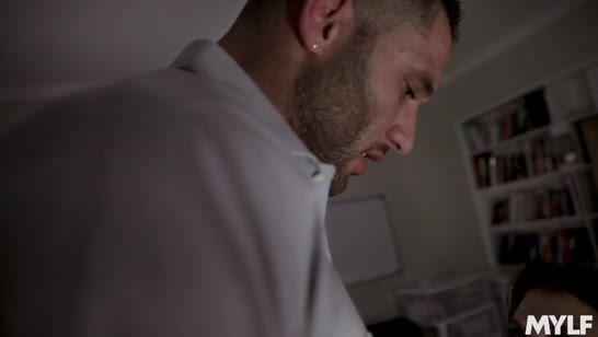 Брюнетка с большой грудью устроила вечернее соитие