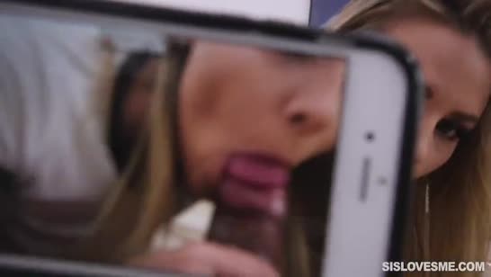 Возбужденная девочка отвлекла парня от игры в телефон