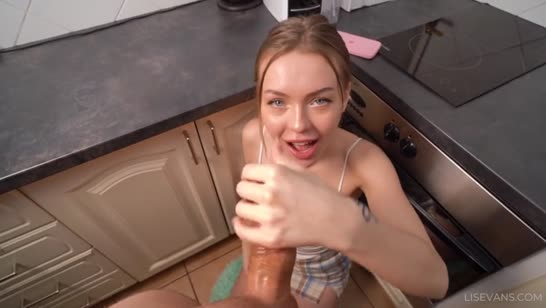 Молодая сучка развращает кухню со своим любовником 2