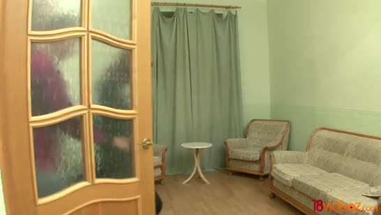 Студентка седлает парня верхом и трахается на стуле 1