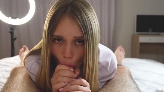 Молодая деваха с большой попой начинает старательно сосать