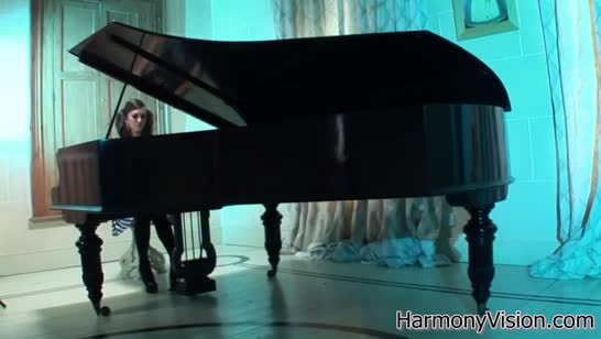 Шлюшке по кайфу, когда у нее члены во всех дырках 1