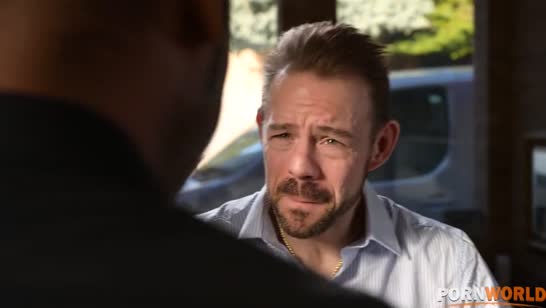 Офисная нимфетка не постеснялась трахаться на работе