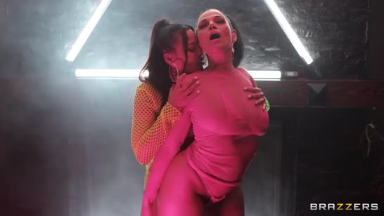 Две развратные танцовщицы жестко шпилятся с мужиком 1