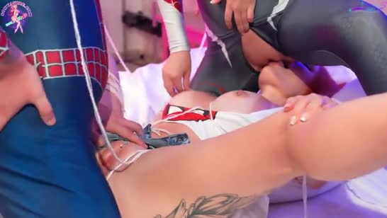 Человек паук трахнул двух вебкамщиц в косплей нарядах 4