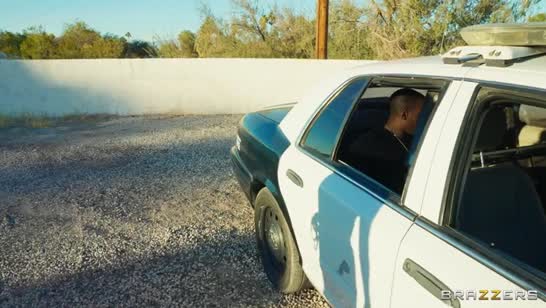 Полицейская развела задержанную пару на групповой секс 2