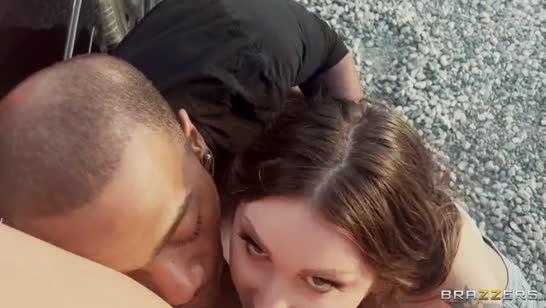 Полицейская развела задержанную пару на групповой секс