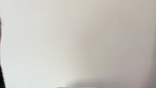 Кокетливая девочка зашла в гости к своим друзьям 1