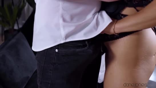 Africa Danger в красивом белье наслаждается чувственным сексом