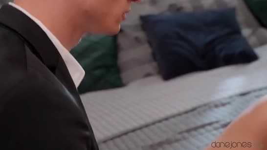 Lady Dee одела стринги и вертит попкой на кровати 3