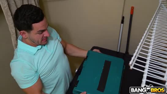 Хозяйка вымазалась маслом, чтобы расплатиться с мебельщиком натурой