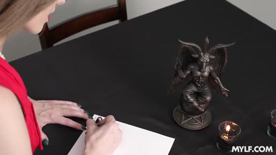 Чувак сложил девочку на диване и жестко ее отымел 1