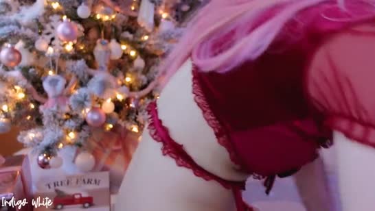 Вебкамщица снимает свою новогоднюю мастурбацию 8