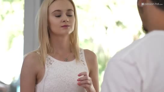 После минета тощую блонди красиво натянули на кукан раком 1