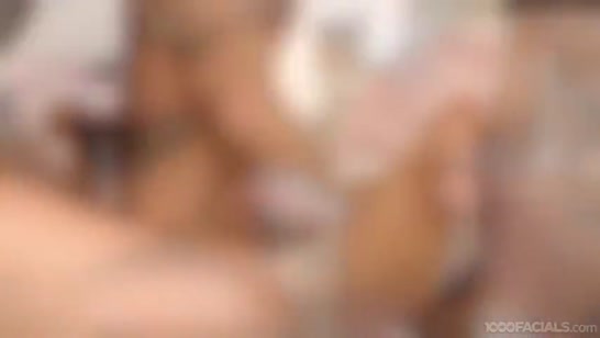 Victoria Voxxx решилась отсосать нескольким мужикам сразу