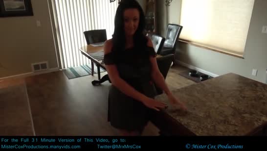 Брюнетка согласилась отсосать мужику перед камерой 2