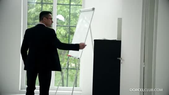 Женушка Poppy Pleasure чувственно трахается с мужем 1