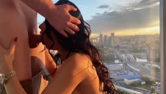 Симпотная брюнетка насасывает хер возле окна 2