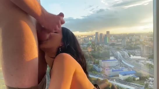 Симпотная брюнетка насасывает хер возле окна 5