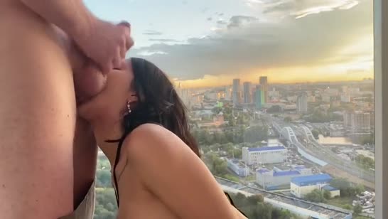 Симпотная брюнетка насасывает хер возле окна 7