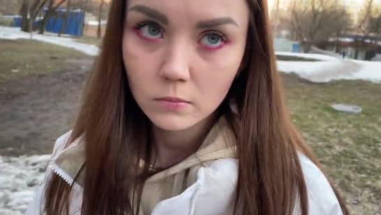 Обиженная бабенка быстро нашла себе самца на улице 1