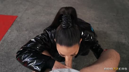 Шикарная мамка на опыте отсосала кучу членов за раз