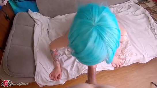 Бабенка с голубыми волосами усердно глотает пенис от первого лица 8