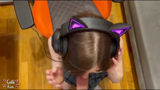 Геймерша согласилась на перепихон прямо сидя в кресле 7