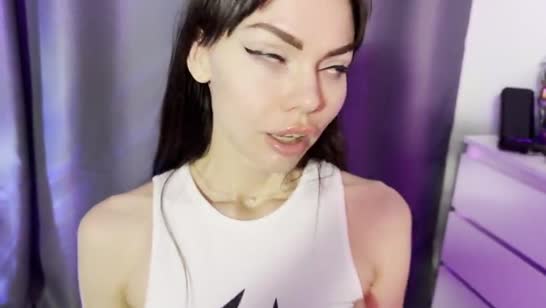 Сводная сестра отвлеклась от компа и соснула братцу