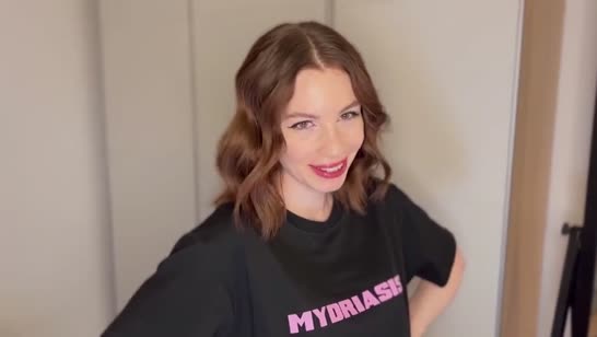 Симпатичная девушка покорно берет за щеку на кухне 3