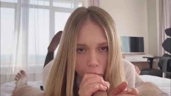 Русская блондинка встала раком и дала от первого лица 2