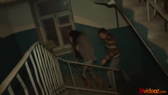 Худенькая студентка снимает домашний секс на кухне 1