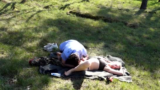 Парочка замутила порно пикник в тихом месте 2