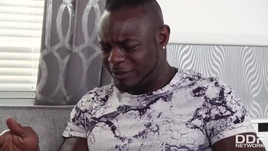 Грудастая репортер с радостью запрыгнула на негра 1