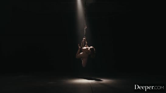 Худышка Ashley Lane устроила с негром секс со связыванием 1
