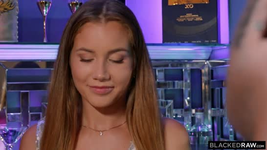 Симпатичная бабенка после тусовки прыгнула в постель к негру 1