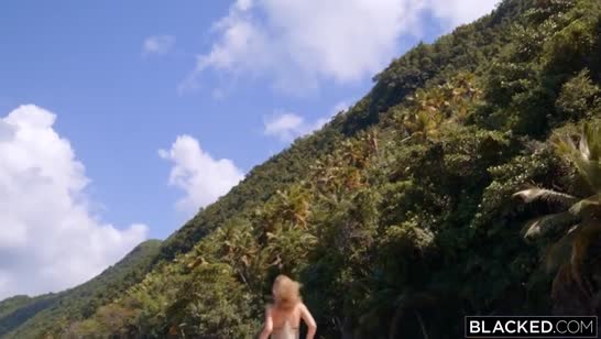 Студентка приехала с родителями на отдых и нашла себе трахаря 1