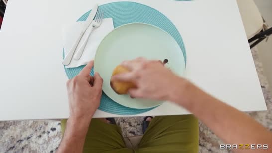 Рабочий классно поставил раком темнокожую хозяйку 1